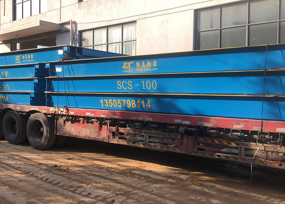 一大掛吊車(chē)到現場(chǎng)，等待吊機現貨