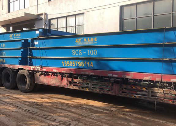 一大掛吊車(chē)到現場(chǎng)，等待吊機現貨